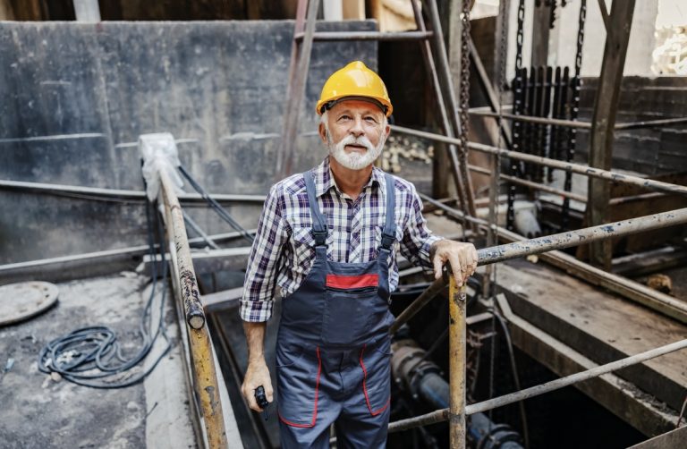 Handwerksmeister mit Werkzeug